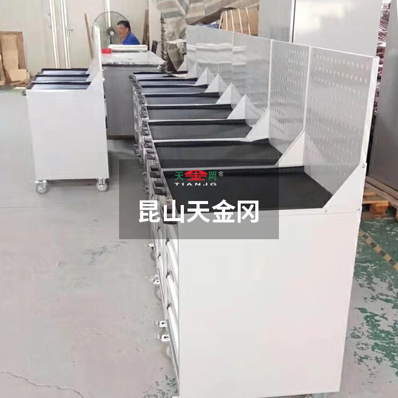 天金岡專注鉗工工具柜18年，給您批發(fā)價(jià)格