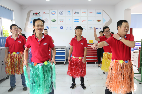 穩(wěn)汀伙伴獻跳魔性海草舞