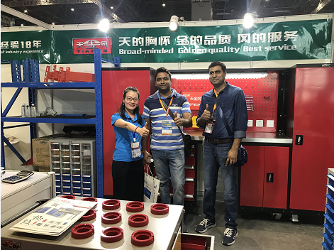 工具柜廠家天金岡周總與外國(guó)友人合影