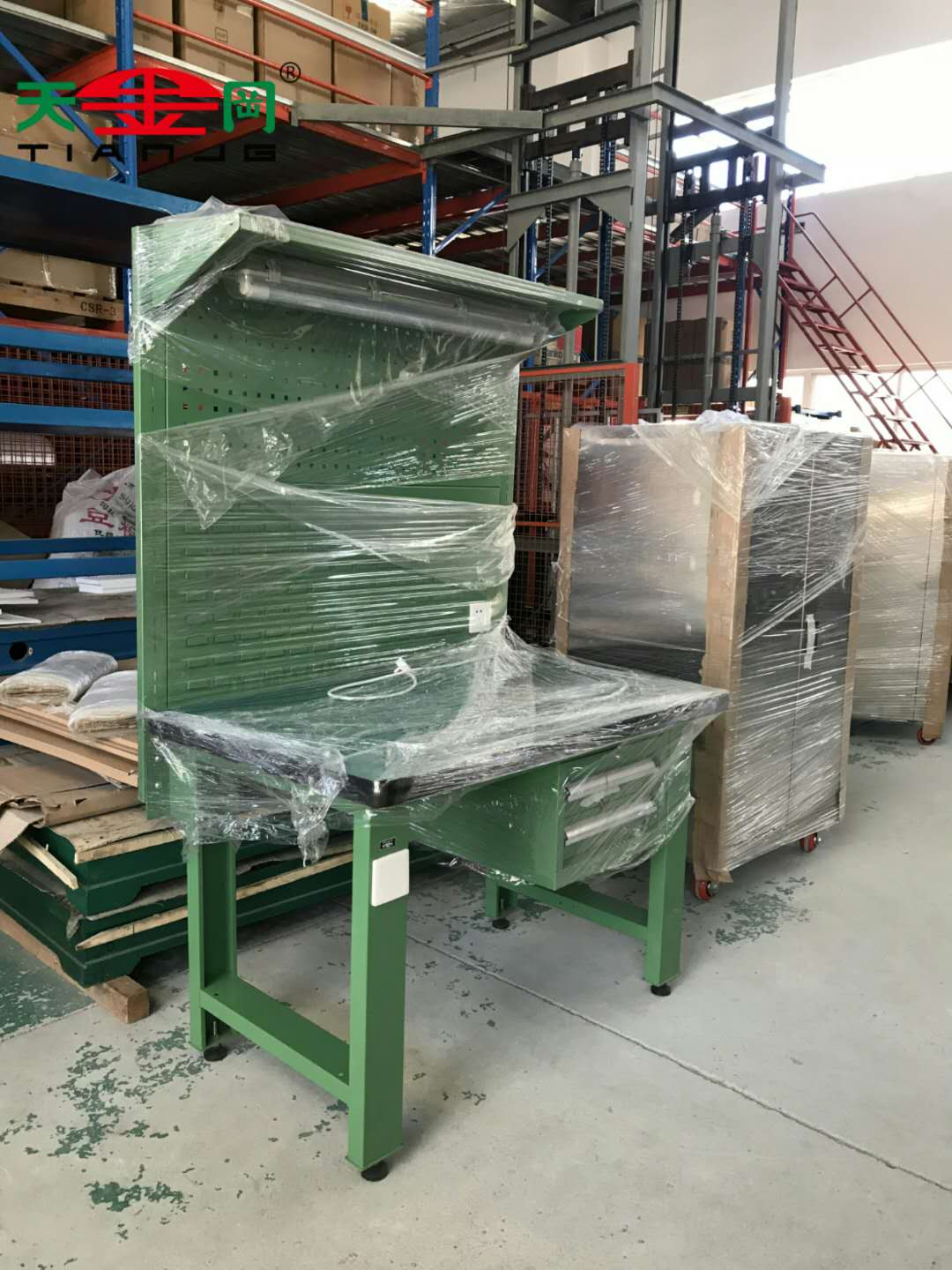 模具部鉗工工作臺