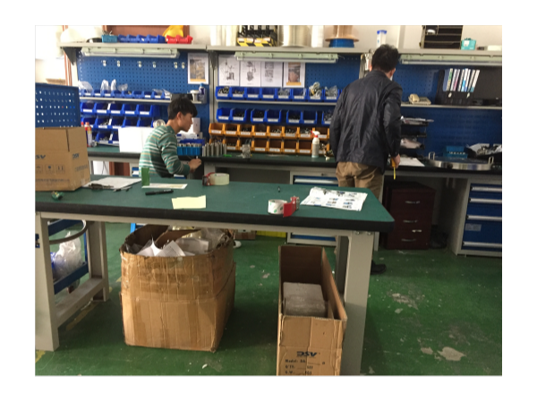 鉗工桌批發為何一定要選鉗工桌定制廠家？【天金岡】